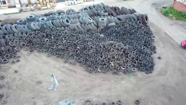 Hay una gran cantidad de neumáticos desechados para reciclar caucho en el volcado de la rueda. drone — Vídeos de Stock