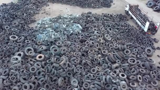 Na skládce kol je spousta vyřazených pneumatik pro recyklaci gumy. dron — Stock video