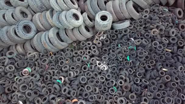 Det finns en hel del kasserade däck för återvinning gummi vid hjulet dump. drönare — Stockvideo