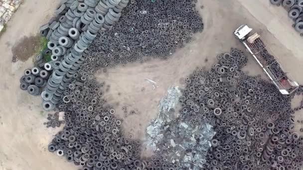 Ci sono un sacco di pneumatici scartati per il riciclaggio della gomma presso la discarica ruota. drone — Video Stock