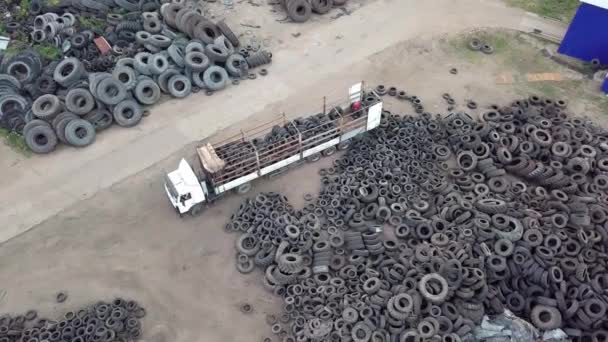 Il y a beaucoup de pneus jetés pour le recyclage du caoutchouc au dépotoir des roues. drone — Video