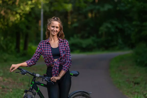 Πορτραίτο Μιας Χαμογελαστής Νεαρής Γυναίκας Πουκάμισο Και Κολάν Ένα Ποδήλατο — Φωτογραφία Αρχείου
