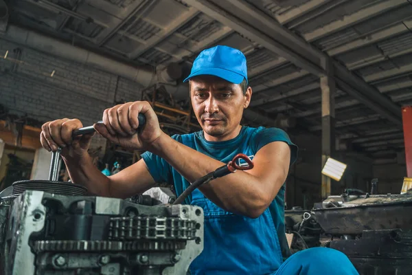 Mecánico Coche Uniforme Repara Motor Una Estación Servicio Coche — Foto de Stock