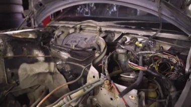 Araba tamirhanesi ya da araba parçalanması. Asansörde duran, arabadan çıkarılan motor..