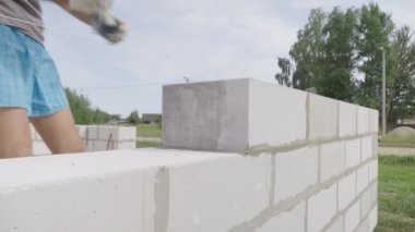 Yapıştırıcı bir sonraki blok koymak için spatula ile yapıştırıcı bileşimi veya çözeltisi uygular.