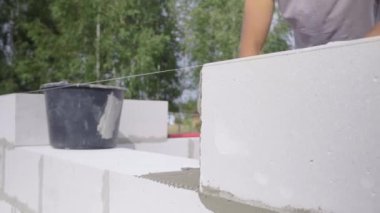 Yapıştırıcı bir sonraki blok koymak için spatula ile yapıştırıcı bileşimi veya çözeltisi uygular.