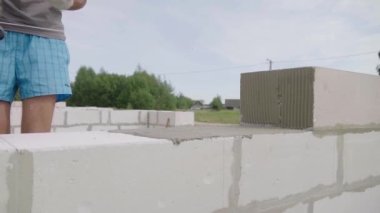 Yapıştırıcı bir sonraki blok koymak için spatula ile yapıştırıcı bileşimi veya çözeltisi uygular.