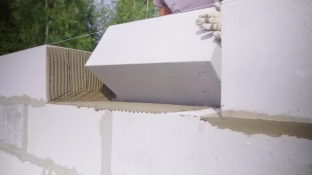 Кирпич, строитель кладет кирпичи или блоки с помощью растянутой веревки — стоковое видео