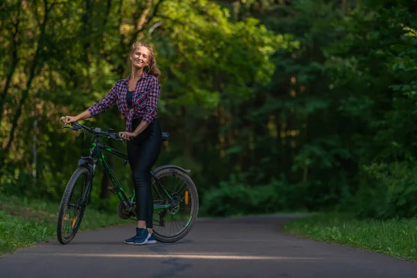 Jonge Vrouw Een Fiets Staat Weg Het Park Kijkt Naar — Stockfoto