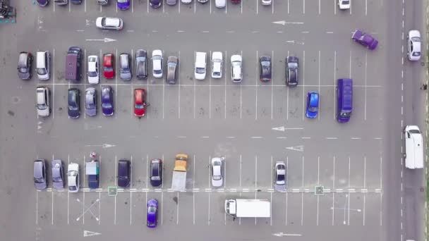 Ein Blick aus der Vogelperspektive auf geparkte Autos auf dem Parkplatz am Einkaufszentrum. — Stockvideo