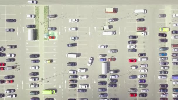 Ein Blick aus der Vogelperspektive auf geparkte Autos auf dem Parkplatz am Einkaufszentrum. — Stockvideo