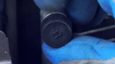 Araç klimasını kontrol etme servisi. Soğutma Yeniden Şarj Sistemi.