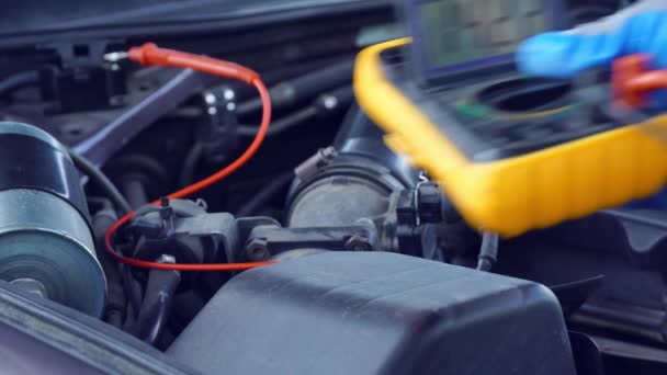 Tension de la batterie de démarrage de la voiture est mesurée par multimètre. tension 14 volts, — Video