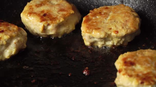 Prozess des Kochens von Fleischgerichten in der Küche. Saftige, rötliche Schnitzel mit brauner Kruste, — Stockvideo