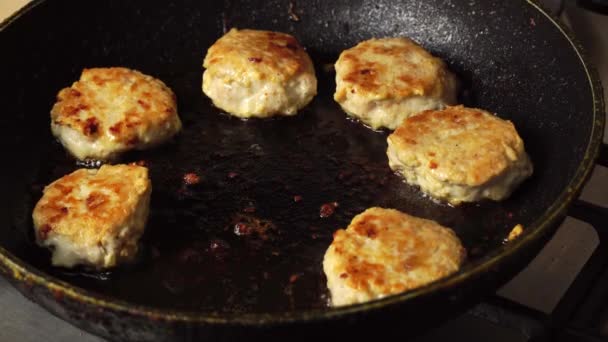 Processus de cuisson plat de viande dans la cuisine. escalopes juteuses et rousses avec croûte brune, — Video