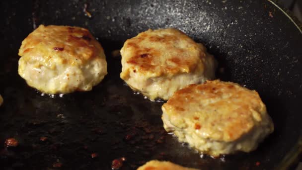 Processus de cuisson plat de viande dans la cuisine. escalopes juteuses et rousses avec croûte brune, — Video