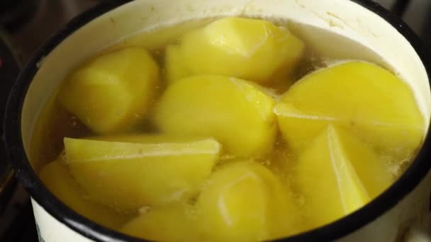 Zlaté brambory vařené v horké vodě v pánvi. — Stock video