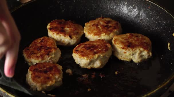 Processus de cuisson plat de viande dans la cuisine. escalopes juteuses et rousses avec croûte brune, — Video