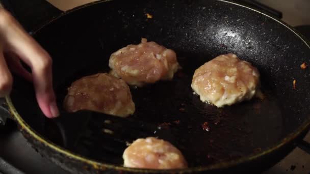 Processus de cuisson plat de viande dans la cuisine. escalopes juteuses et rousses avec croûte brune, — Video