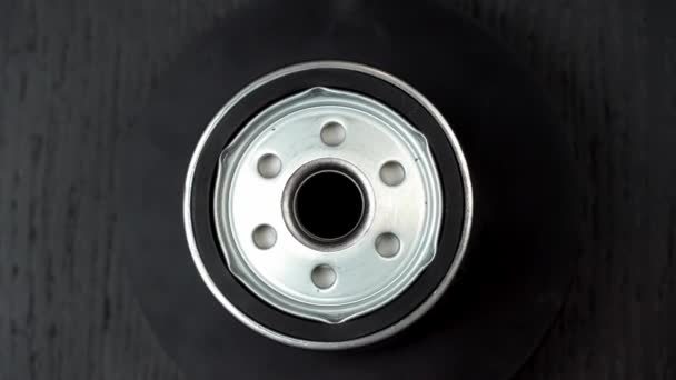 Il filtro dell'olio dell'auto ruota sul giradischi. — Video Stock
