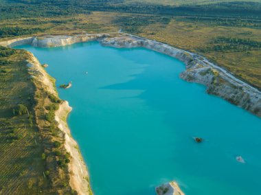 Beyaz Rusya, Krichev yakınlarındaki güneşli bir yaz gününde, tebeşir ocaklarının insansız hava aracı görüntüsü. Açık maden ocağı. Turkuaz suyla güzel, büyüleyici bir manzara.