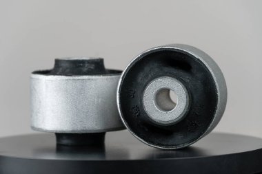 Pikabın beyaz arka planında sessiz bloklar var. kauçuk metal bağlantı, elastik parçası vulkanizasyon yoluyla dahili ve harici bağlantılara bağlıdır. araba servisi.