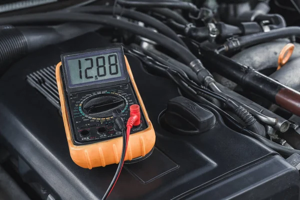 Tensão Bateria Acionador Partida Carro Medida Com Multímetro Tensão Cerca — Fotografia de Stock