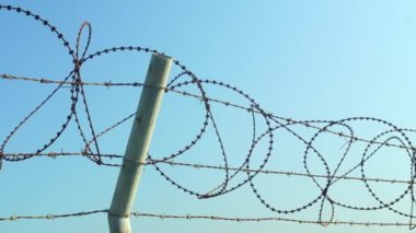 Dikenli tellerle çevrili bir hapishane. Sınır, bölge yabancılardan uzak..