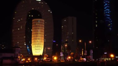Batumi şehrindeki şehir ışıkları, gökdelen gece ışıklarıyla aydınlanır.