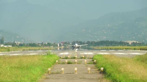 飞机从跑道起飞.它直接移动到摄像机前. — 图库视频影像