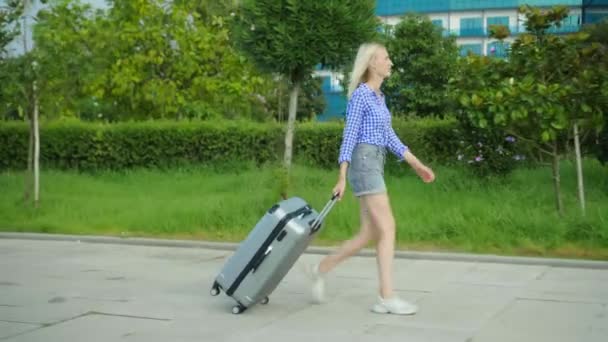 Vista posteriore di un viaggiatore donna, cammina attraverso la città meridionale — Video Stock