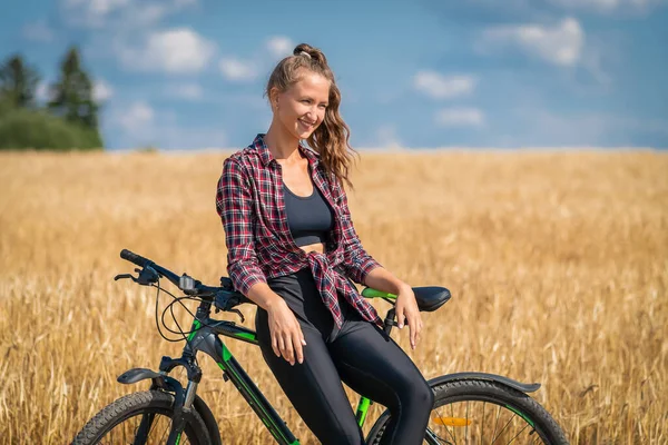 Portret Van Een Mooie Jonge Bruinharige Vrouw Zwarte Legging Een — Stockfoto