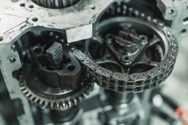 Zincirin ve araba motorunun dişlilerinin yakın çekimi. Araba motoru tamiri