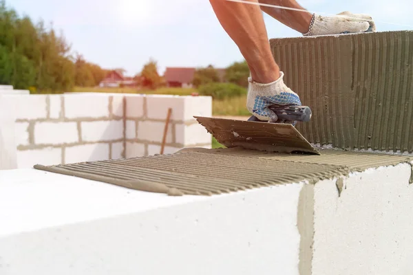 Builder Usa Uma Espátula Entalhada Para Aplicar Mistura Cimento Para — Fotografia de Stock