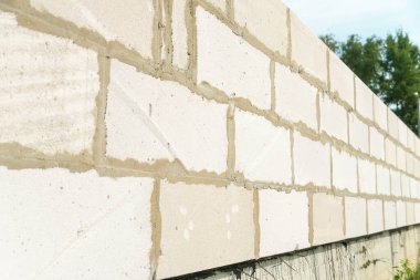 Binanın inşaatı. Beyaz bloklardan yapılmış bir konut inşaatı.