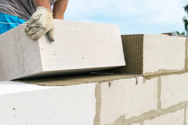 Construtor Faz Uma Parede Concreto Com Blocos Cimento Canteiro Obras — Fotografia de Stock
