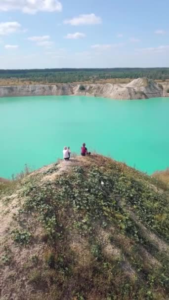 Dua gadis sedang duduk di puncak gunung di tambang kapur. — Stok Video