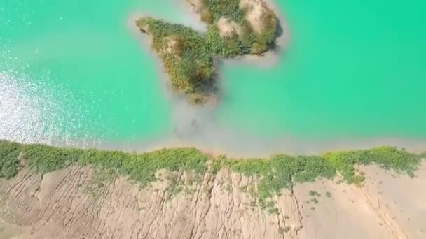 Un lac artificiel dans une carrière de craie. vue depuis un drone. Fond d'eau turquoise — Video