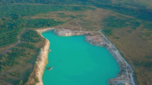 Un lac artificiel dans une carrière de craie. vue depuis un drone. Fond d'eau turquoise — Video