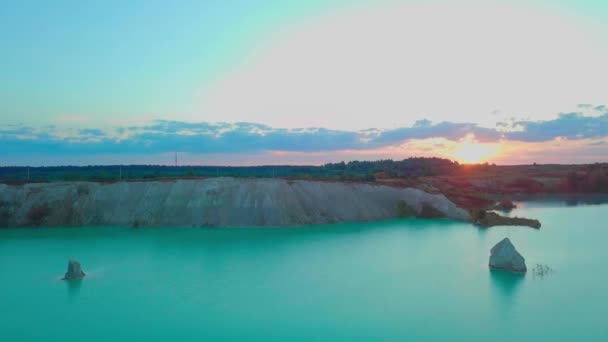 Искусственное озеро в меловом карьере. вид с дрона. Бирюзовый водный фон — стоковое видео