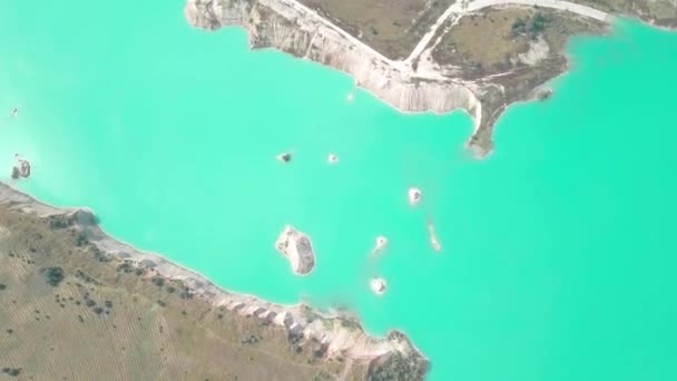 Un lac artificiel dans une carrière de craie. vue depuis un drone. Fond d'eau turquoise — Video