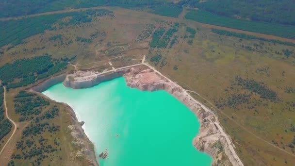 Un lac artificiel dans une carrière de craie. vue depuis un drone. Fond d'eau turquoise — Video