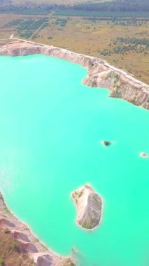 İki kız ve iki adam tebeşir ocaklarında bir dağın tepesinde duruyorlar.