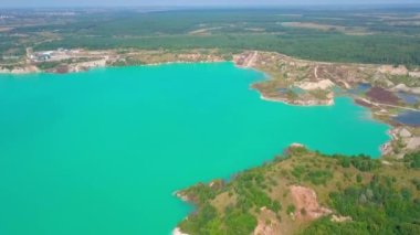 Tebeşir ocağında yapay bir göl. İnsansız hava aracından görüntü. Turkuaz su arkaplanı
