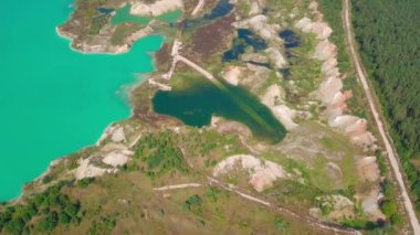 Tebeşir ocağında yapay bir göl. İnsansız hava aracından görüntü. Turkuaz su arkaplanı