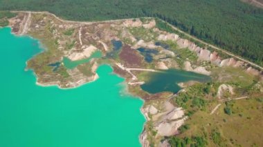 Tebeşir ocağında yapay bir göl. İnsansız hava aracından görüntü. Turkuaz su arkaplanı