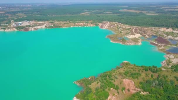 Un lac artificiel dans une carrière de craie. vue depuis un drone. Fond d'eau turquoise — Video