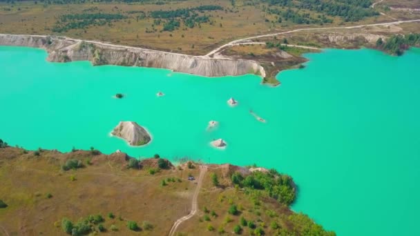 Un lac artificiel dans une carrière de craie. vue depuis un drone. Fond d'eau turquoise — Video