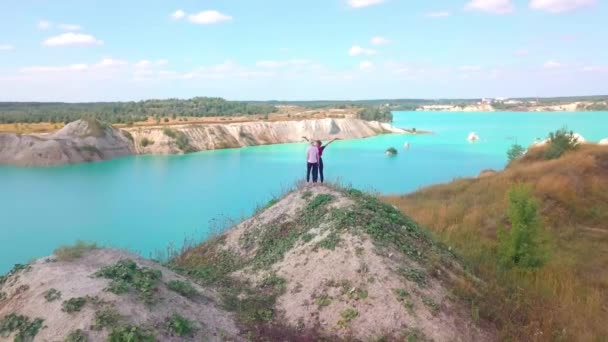 Dwie dziewczyny siedzą na szczycie góry na kamieniołomach kredy. — Wideo stockowe