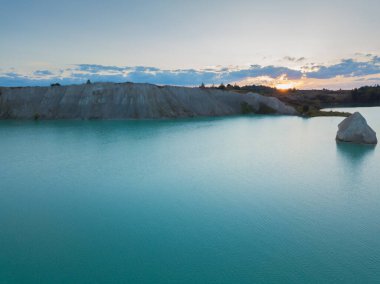 Yazın Krichev, Belarus yakınlarındaki tebeşir ocaklarında harika bir gün batımının insansız hava aracı görüntüsü.